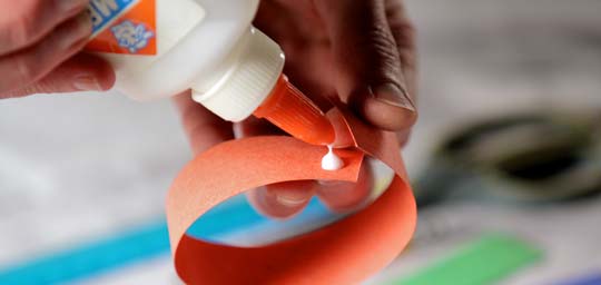 Gluding a Paper Chain